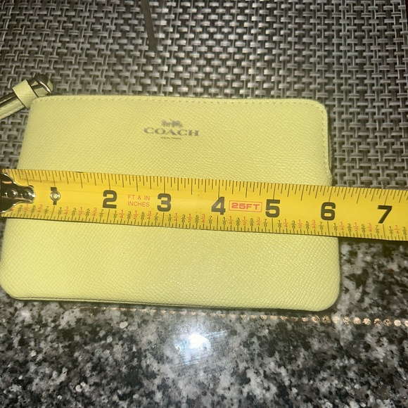 Coach Pale Lime Green Wristlet ~ New with Tags ~ 58032 - Picture 8 of 8